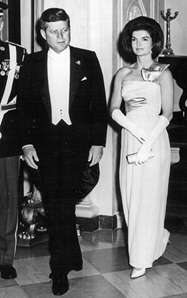 Жаклин Кеннеди с мужем в Белом доме (1963)