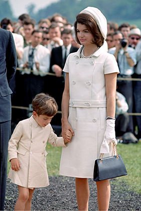 Жаклин с сыном Джоном Кеннеди-младшим у памятника президенту Кеннеди в Великобритании (1965)