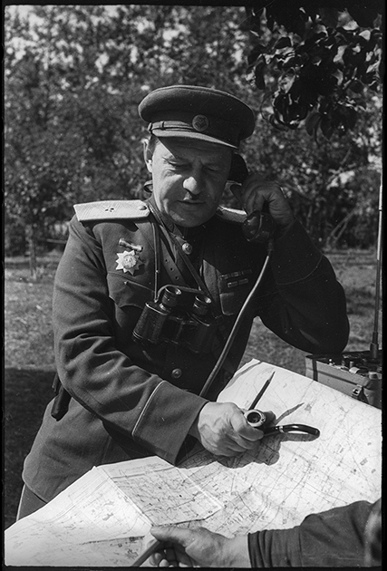 На командном пункте дивизии у границ Восточной Пруссии. 3-й Белорусский фронт, 1944 год.