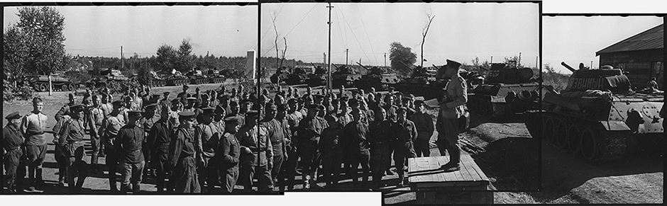 Гвардии полковник Морозов дает указания командирам подразделений перед выходом на марш. Район Харбина, Китай, октябрь 1945 года.