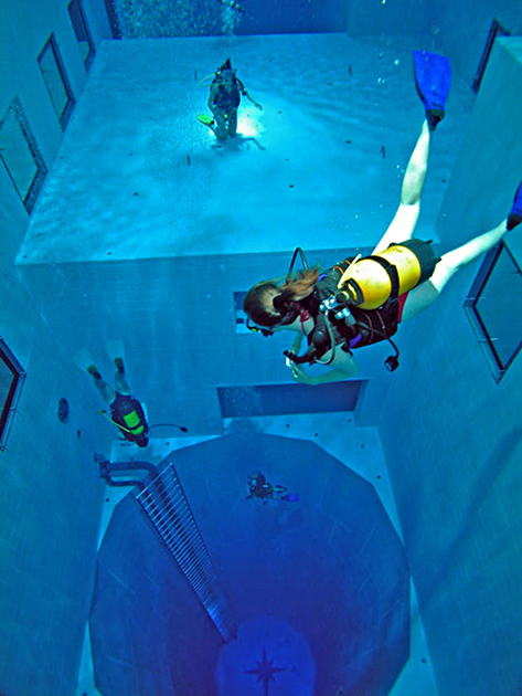 Nemo 33 — центр рекреационного подводного плавания в Бельгии, в котором находится второй самый глубокий бассейн в мире (после Y-40 Deep Joy в Падуе). В бассейне есть колодец округлой формы глубиной 34,5 метра. За пловцами на разных уровнях можно наблюдать через подводные окна. Nemo 33 — относительно молодой проект: бассейн открыли в 2004-м.