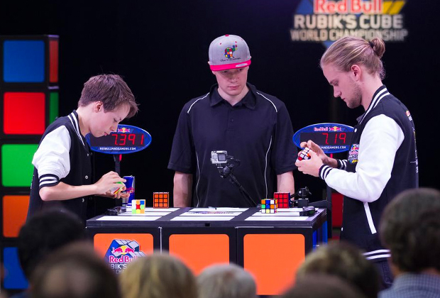 Чемпионат мира по спидкубингу Red Bull Rubic’s Cube. Слева самый молодой участник англичанин Кристофер Миллз