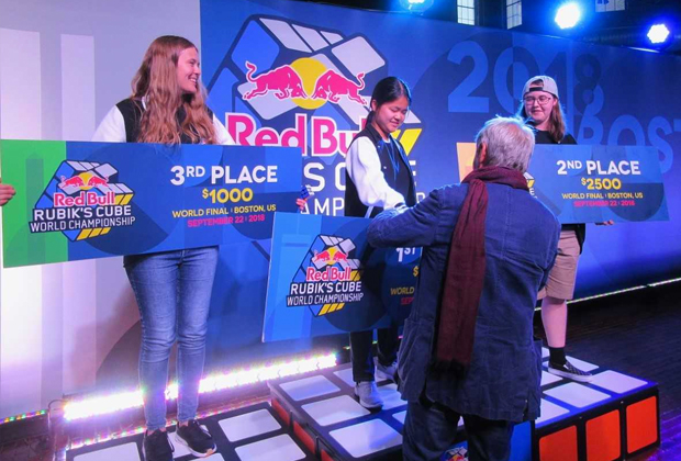 Эрно Рубик вручает призы победительницам чемпионата мира по спидкубингу Red Bull Rubic’s Cube