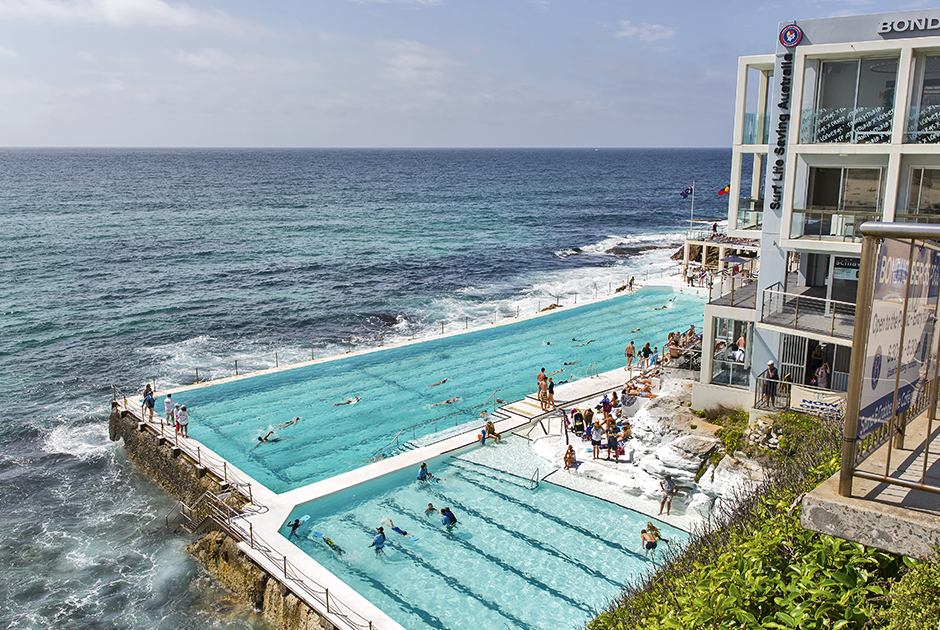 Спортивному клубу Bondi Icebergs Club в Сиднее (Австралия) почти 90 лет, но он популярен как никогда. Бассейн клуба буквально утопает в океане. «Хочу — халву ем, хочу — пряники»: можно купаться в пресной или в океанской воде. Акулы не побеспокоят — место слишком людное.