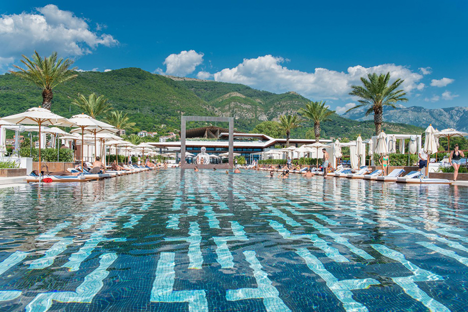 Черногорский бассейн клуба Purobeach попал в подборку из-за своих внушительных размеров и художественно прекрасного дна. Строгая геометрия на фоне гор не может остаться незамеченной.