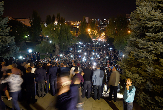 Сторонники Пашиняна у здания парламента