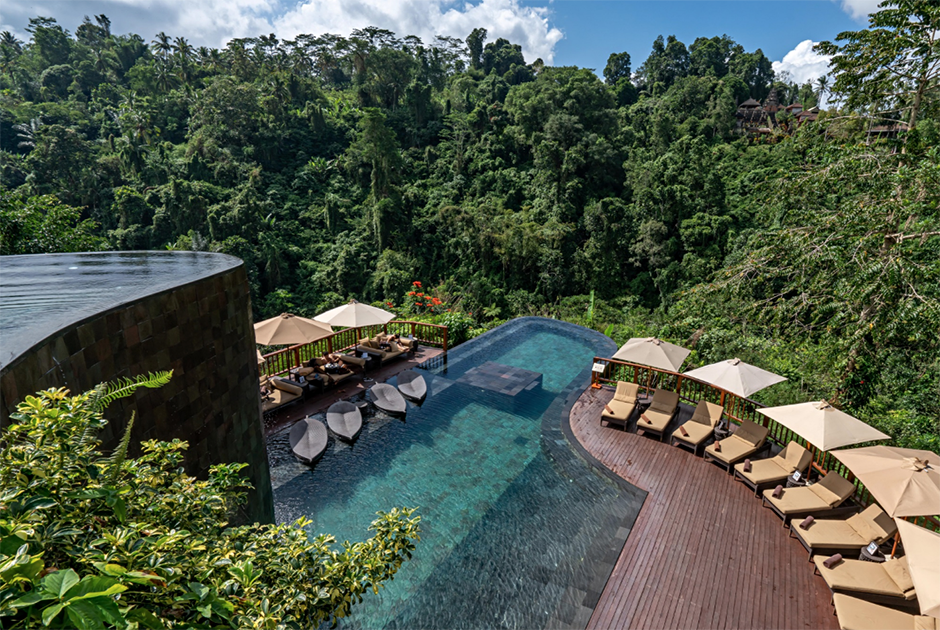 Примерно столько же стоит номер в гостинице Hanging Gardens of Bali на Бали. Бассейн здесь на нескольких уровнях, вокруг — лес. Идеальное место для водных процедур.