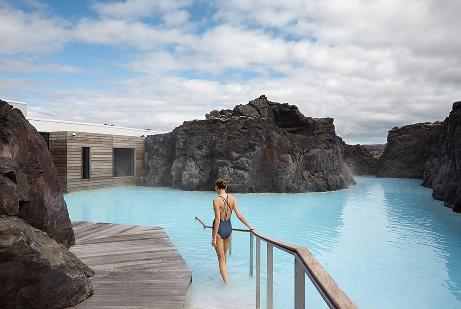 Особенный купальный опыт предлагает исландский курорт Blue Lagoon Resort (Голубая лагуна). Расположений здесь геотермальный бассейн прославился на весь мир: вода очень теплая в любое время года, а цвет ее поистине сказочный. Стоимость посещения — от 55 евро.