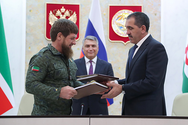 Рамзан Кадыров и Юнус-Бек Евкуров во время подписания соглашения