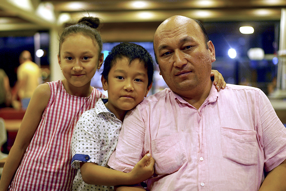 Омир Бекали открыто критикует китайские власти за создание лагерей перевоспитания для уйгуров. Сейчас он вместе с семьей живет в Стамбуле, однако опасается, что вскоре его жену и сына депортируют в Китай. Турецкие власти могут не продлить им разрешения на пребывание в стране. 

