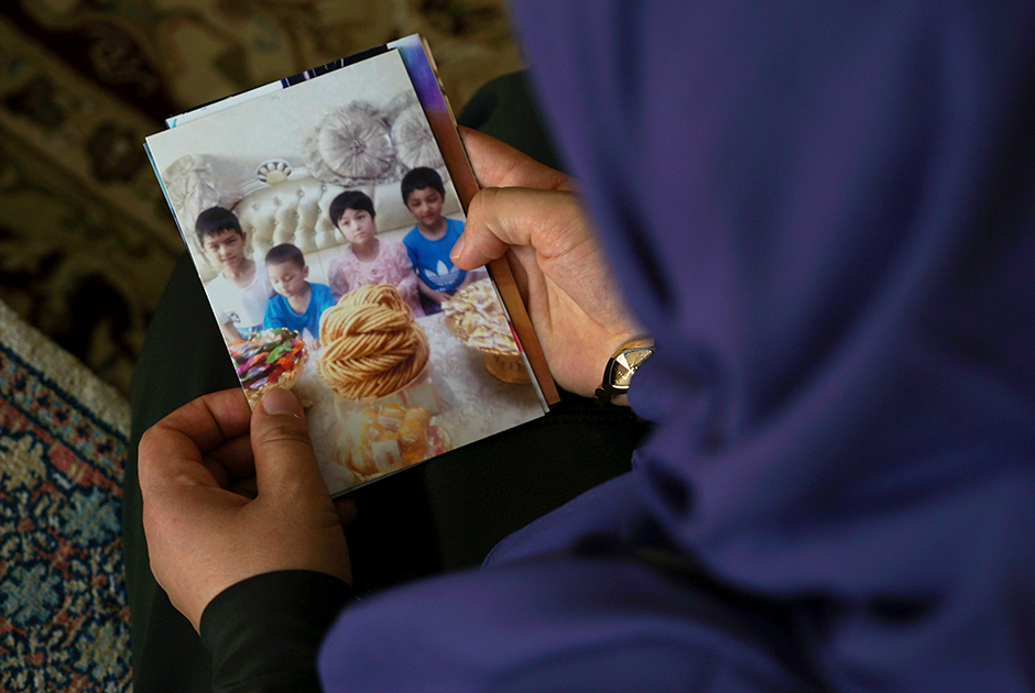 В 2017 году Мерипет поехала в Турцию навестить больного отца. Узнав, что в СУАР правительство изымает загранпаспорта у уйгуров, она решила не возвращаться на родину. В Китае остались четверо ее маленьких детей. С тех пор она их не видела. По некоторой информации, их поместили в интернат города Хотань. 