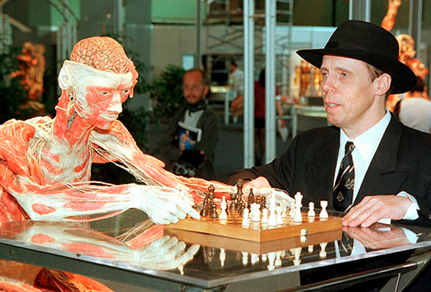 Гюнтер фон Хагенс и его пластинированный шахматист в 1999 году