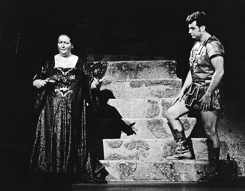 Оперные певцы Монсеррат Кабалье и Пласидо Доминго в опере Джузеппе Верди «Аида». Аудиозапись этого спектакля 1974 года стала одним из образцовых исполнений произведения.