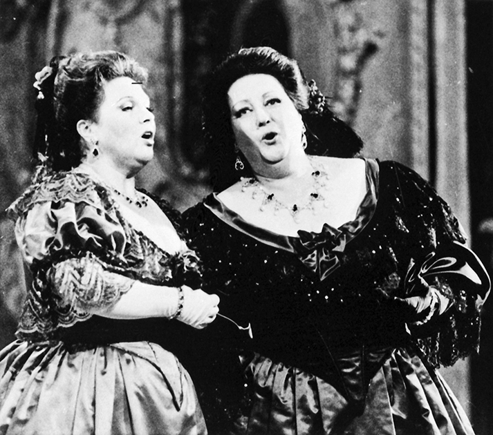Оперные певицы Мэрилин Хорн и Монсеррат Кабалье поют дуэтом в Париже, 1985 год.