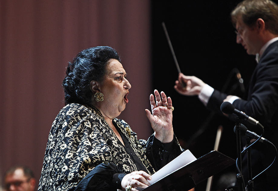 Монсеррат Кабалье во время сольного концерта на сцене Национального академического театра оперы и балета в Ереване.