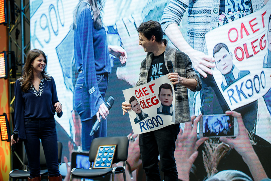 Специальными гостями Comic Con Russia стали исполнители главных ролей в Detroit: Become Human актеры Брайан Декарт и Амелия Роуз Блэр. С 5 по 7 октября они выступают на главной сцене конвента, общаются с фанатами, а также проводят фото- и автограф-сессии.
