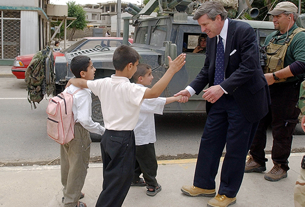 Пол Бремер и школьники в Мосуле, 2003 год