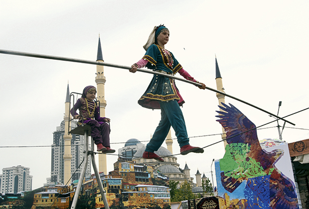 Канатоходцы на этнографическом фестивале в центре Грозного 