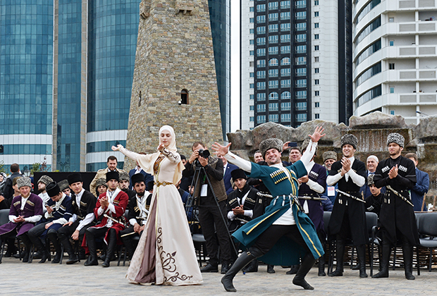 Танцы в честь 200 невест в цветочном парке у высотного комплекса «Грозный Сити»