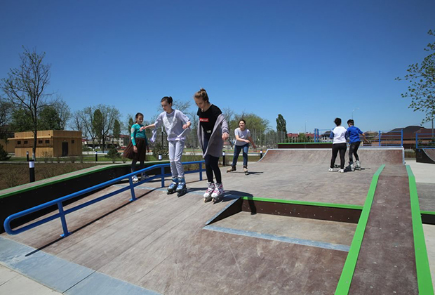 На территории парка имени Хусейна Бен Талала находится первый скейт-парк в Чечне. Он сразу стал одним из хитов у грозненской молодежи 