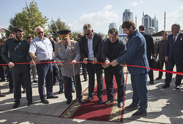 Мэр Грозного Ибрагим Закриев (слева) и глава Чечни Рамзан Кадыров (справа) во время открытия бульвара имени Махмуда Эсамбаева в преддверии Дня города 