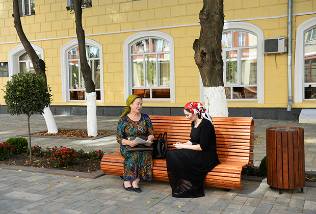Женщины отдыхают на бульваре имени Махмуда Эсамбаева в Грозном