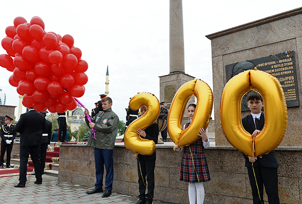 Дети держат шарики в виде цифры 200 на церемонии открытия празднования 200-летия города Грозного на площади имени Ахмата Кадырова в Грозном