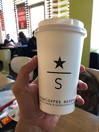 А так выглядит стаканчик с логотипом StarCofee — местного варианта Starbucks