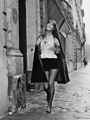 Джейн Биркин в бархатных шортах Vicky Tiel (1971)