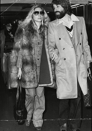 Барбра Стрейзанд с бойфрендом Джоном Питерсом в Лондоне (1975)