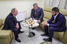 Президент РФ Владимир Путин, отец и тренер Абдулманап Нурмагомедов и Хабиб Нурмагомедов 