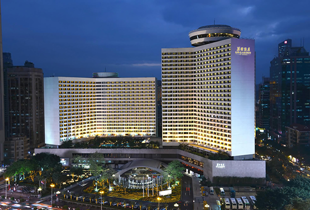 Комплекс отеля включает в себя 8 банкетных залов для проведения торжественных мероприятий и конференций, 9 ресторанов, открытый плавательный бассейн, фитнес-зал и SPA-центр. 