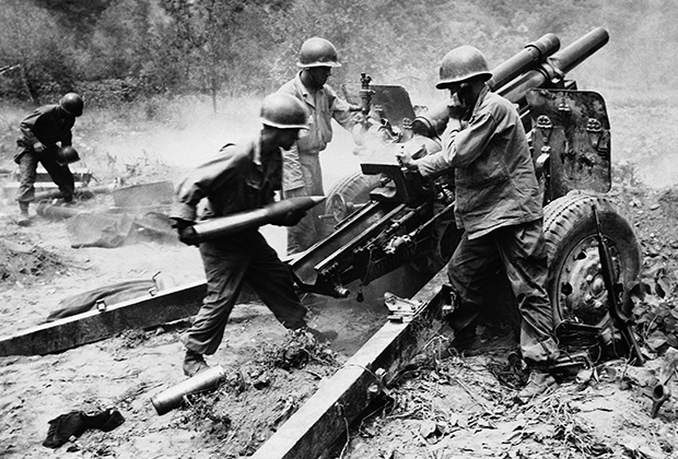 Американские артиллеристы ведут огонь во время Корейской войны