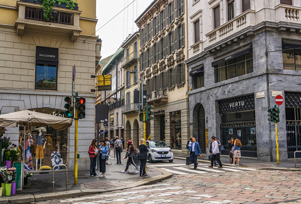 Улица via Monte Napoleone в Милане