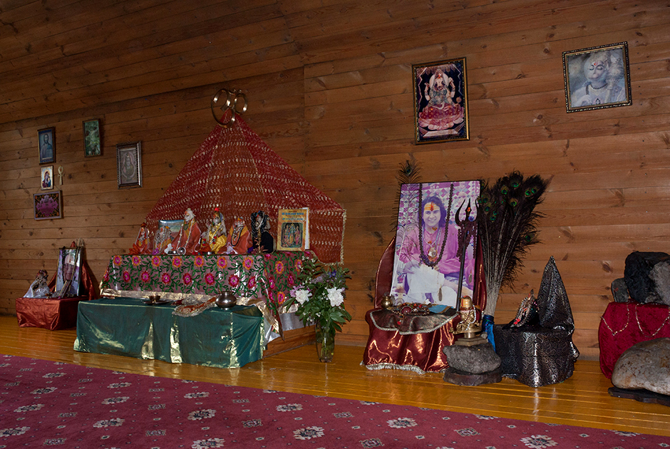 Ежедневно утром и вечером в ашраме проходят службы, присутствовать на которых могут все желающие, независимо от вероисповедания. 