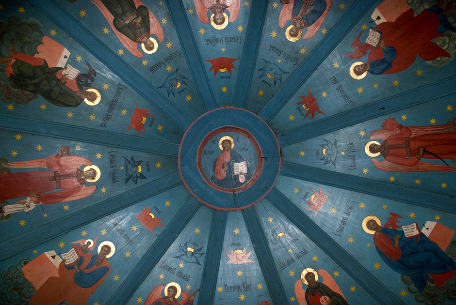 Кенозерские небеса — расписные церковные своды. Таких в парке семнадцать. На фото — небеса часовни Иоанна Богослова в деревне Зехнова, самые старые.