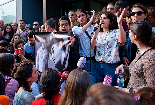 Митингующие у здания прокуратуры держат портреты убитых школьников