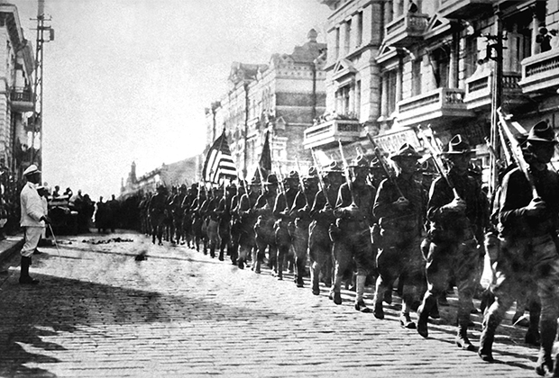 Американские солдаты маршируют перед штабом Чехословацкого корпуса. Владивосток, август 1918 года