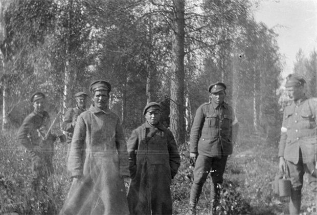 Два пленных большевика, отец и сын 13 лет. Север России, 1918-1919 годы