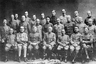 Передний ряд, слева направо: генерал-майор Сабуро Инагаки (японская армия), полковник Луи Гисье (бельгийская армия), генерал-майор Уильям Сидней Гревс (армия США), генерал Кикудзо Отани (японская армия), генерал-лейтенант  Мицуэ Юхи (японская армия), бригадный генерал Юи Мицуэ (японская армия), подполковник  Филиппи, граф Бальдиссеро (итальянская армия).