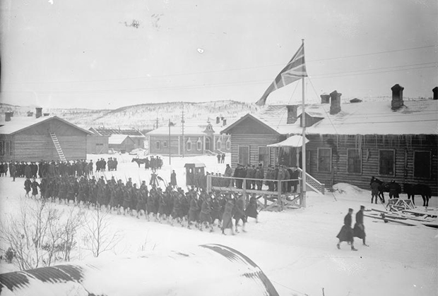 Американские войска проходят маршем перед штабом британского командования. Мурманск, 1919 год
