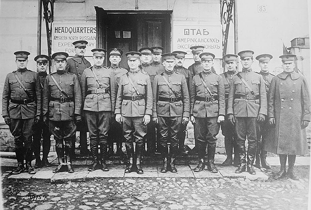 Командование 339-го полка армии США в Архангельске. 1918 год. Четвертый слева в первом ряду — командир 339-го полка полковник Д.Э. Стюарт
