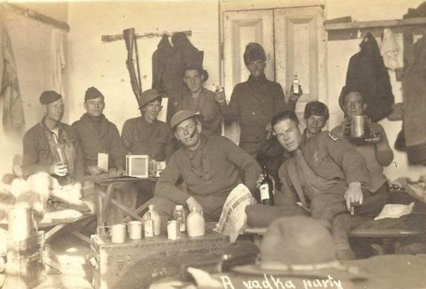Солдаты американского экспедиционного корпуса «Сибирь» в свободное время. Внизу снимка надпись на английском языке: «A vodka party»