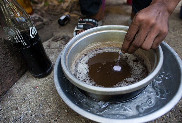 Таиландец смешивает запрещенное лекарство с запрещенным напитком, в составе которого Coca-Cola, кратом, сироп от кашля, транквилизаторы или марихуана.