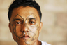Представитель банды M-18 в той же Сан-Сальвадорской тюрьме Исалько. У Mara 18 свой стиль татуировок, но тематика похожа. Например, представители банды также наносят на лицо номер, заключенный в ее названии.  