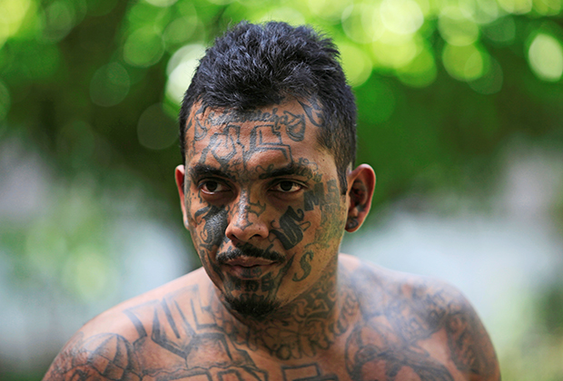 Практически все лицо этого члена Mara Salvatrucha из Сан-Сальвадора забито татуировками с названием банды.  