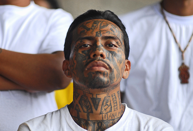 Сальвадорцы принесли свои традиции и в другие преступные группировки. Например, главным врагом MS-13 является мультинациональная банда Mara 18, состоящая из выходцев из Центральной Америки и Мексики. Бандиты с 18-й улицы тоже забивают лицо татуировками. На фото как раз член Mara 18, отбывающий наказание в тюрьме Исалько в Сан-Сальвадоре. 