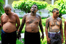 В последние годы члены MS-13 отошли от классических геометрических шрифтов и наносят на тело достаточно оригинальные по стилю исполнения надписи. На фото члены банды в столице Сальвадора Сан-Сальвадоре, задержанные полицией на частной вечеринке. 