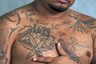 28-летний Эль Диабло отбывает пожизненный срок в тюрьме Комаягуа в Гондурасе. Паутина на левом плече — характерная для Mara Salvatrucha татуировка, символизирующая силу и всеобъемлющее влияние банды.