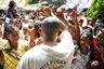 Один из лидеров MS-13 Карлос Тиберио Рамирес пришел поздравить заключенных женской тюрьмы в Сан-Сальвадоре с праздником Богоматери милосердия. Согласно данным 2012 года,  более 40 процентов женщин в тюрьмах Сальвадора входили или в группировку MS-13, или в конкурирующую банду 18 Street, также известную, как Mara 18. 